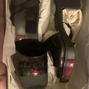 Gucci women’s rubber slide sandal in black